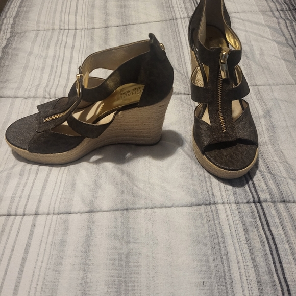 Michael Kors Wedges size 81/2 color brown. - Picture 3 of 5